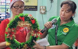 Kết nối phụ nữ theo đạo Thiên Chúa qua chiếc vòng nguyệt quế dịp Noel