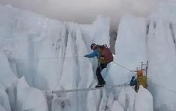 Tại sao việc leo lên đỉnh Everest phải bắt đầu lúc nửa đêm?