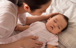 Tại sao trẻ được mẹ bế trên tay thì ngủ ngon nhưng khi đặt xuống lại tỉnh dậy? 