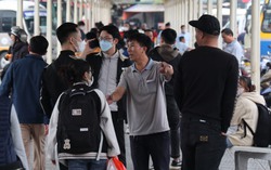 Hà Nội: Người dân lỉnh kỉnh hành lý rời Thủ đô về quê nghỉ Tết Dương lịch