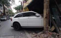 Xe Mercedes tông đổ tường căn nhà cổ bậc nhất Hà Nội, nữ tài xế có hơi men