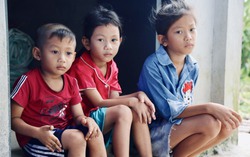 Cha đột quỵ qua đời để lại 3 con nhỏ mồ côi cho ông bà nội già yếu