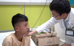 Tái tạo gương mặt cho cậu bé hơn 8 năm sống trong mặc cảm