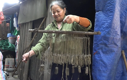 Người phụ nữ hơn 40 năm gắn bó với “nghề câu xác” trên sông Hồng