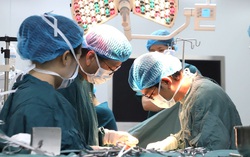 Bệnh nhân ung thư hết cảnh nằm dưới sàn nhà, gầm giường