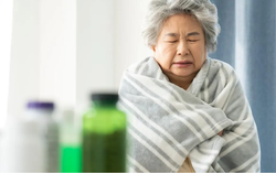 Biết số tiền các con chi trả viện phí, mẹ cắn răng chịu đau