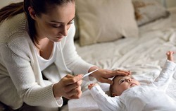Khi trẻ sơ sinh bị cảm cúm, phải làm sao?