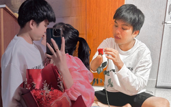 Câu chuyện đặc biệt đằng sau hình ảnh chồng tỉ mẩn gói hoa tặng vợ ngày Valentine