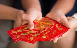 Tiền lì xì Tết: Người gửi ngân hàng, mua xe, người phân bổ theo công thức đặc biệt