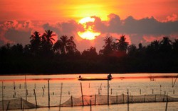 Địa phương nào trên trên đất liền Việt Nam ngắm được mặt trời mọc từ mặt biển Đông và lặn xuống mặt biển Tây?