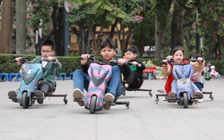 Hà Nội: Nguy cơ mất an toàn từ màn phóng xe điện của những "tay đua nhí"