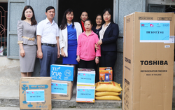 Trung tâm Phụ nữ và Phát triển thăm và tặng quà 2 nạn nhân mua bán người tại Hải Phòng