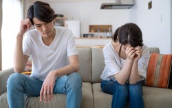 Trong tiệc thôi nôi của con, chồng nói đùa một câu mà tôi tái mặt