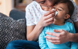 Trẻ bị viêm mũi họng bao lâu thì khỏi?
