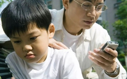 Tại sao không nên cấm trẻ em chơi điện thoại?