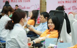 Gần 300 đơn vị máu được các thầy thuốc hiến tặng tại Lễ phát động chương trình “Blouse trắng - trái tim hồng” 