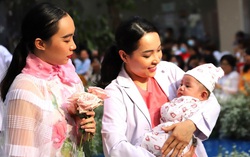 100 y, bác sĩ phụ sản sắm vai ca sĩ, người mẫu trong chương trình "Mầm sống"