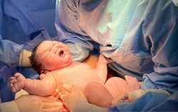 Sản phụ 29 tuổi sinh bé trai nặng gần 5,8kg