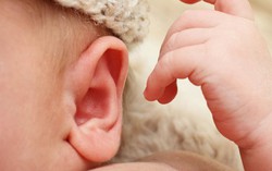 Vô tình làm rơi đồ, giật mình phát hiện con 5 tháng tuổi bị điếc