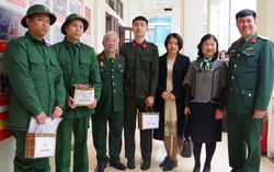 Gặp mặt, tặng quà tân binh lên đường nhập ngũ quận Hai Bà Trưng năm 2023