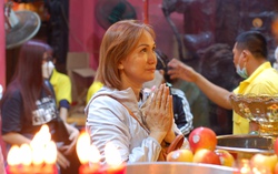 Người dân TPHCM đội nắng viếng chùa, đổ dầu cầu may trước Rằm tháng Giêng