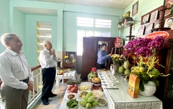 Nguyên Chủ tịch nước Nguyễn Minh Triết thắp hương tưởng nhớ liệt sĩ Nguyễn Thị Tú