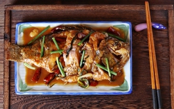 Cá rô phi kho tộ cho bữa tối ngon cơm