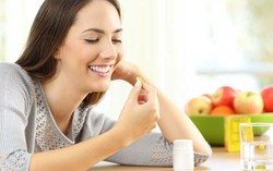 Nên uống vitamin A trước hay sau bữa ăn?
