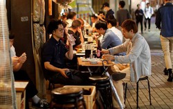 Tránh xa người có 4 biểu hiện này trên bàn ăn