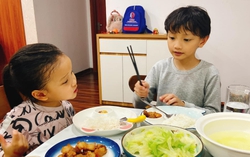 Giao việc bếp núc cho 2 con, mẹ nhàn nhã thưởng trà và cái kết bất ngờ