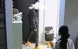 Camera ghi lại hành vi "bất thường" của gã hàng xóm khi con gái ở nhà một mình, mẹ gọi công an cầu cứu