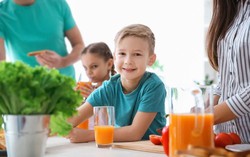 5 loại đồ uống tăng cường sức khoẻ giao mùa cho trẻ