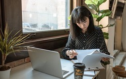 Làm sao để chia 10 quả lê cho 15 người một cách công bằng? Ứng viên phỏng vấn có câu trả lời thông minh