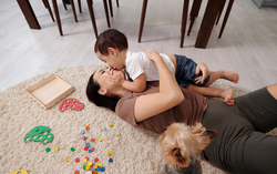 Thức dậy mẹ đã đi, ngủ rồi mẹ mới về - Có bao giờ bạn tự hỏi các con có muốn cuộc sống như thế?