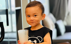 Em bé mê tít sữa hạt thơm ngon nhiều màu sắc mẹ tự tay làm 