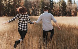 Quá lười đi tìm tình yêu, người trẻ chuyển sang yêu luôn bạn bè cho tiện 