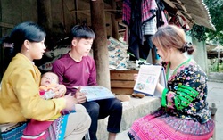 Cô đỡ thôn bản: Nhiều lần đi trong đêm, vượt đường xa để đón đứa trẻ ra đời