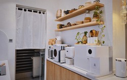Căn bếp màu trắng rộng 7m2 theo phong cách tối giản nhưng không tẻ nhạt