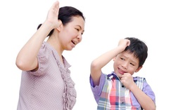 Giận chồng, mẹ trút hận lên con