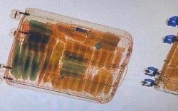 Quy trình soi chiếu an ninh đối với người và hành lý xách tay tại sân bay được thực hiện thế nào?