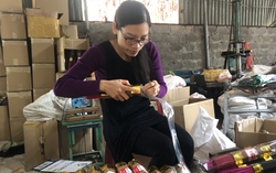 Nữ nghệ nhân trẻ đau đáu giữ nghề làm hương truyền thống 