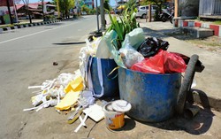 Sáng nào cũng thấy túi rác trước cửa, tôi giận run nhưng không dám lên tiếng
