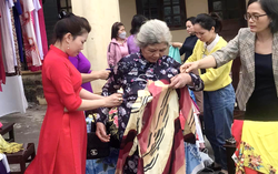 Cửa hàng áo dài "ai cần đến lấy"