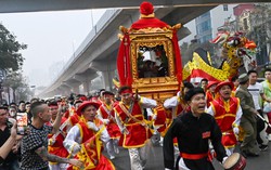 Kỳ lạ màn rước kiệu như chạy marathon trên đường phố Hà Nội