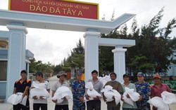Đảo Đá Tây hỗ trợ lương thực cho 191 ngư dân tránh trú do biển động