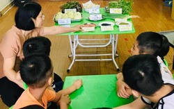 Cô giáo vỡ òa khi cậu bé tự kỷ bật ra âm thanh đầu tiên trong cuộc đời