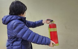 Mô hình “Nhà tôi có bình chữa cháy” gắn với xây dựng ngôi nhà an toàn cho phụ nữ, trẻ em