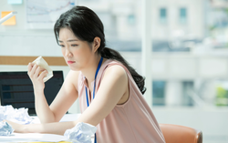 Đồng nghiệp theo đuổi ráo riết, tôi sắp rung động thì biết một bí mật lớn
