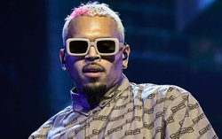 Một nam ca sĩ nổi tiếng giật điện thoại của fan và ném xuống dưới