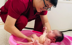 Nếu trong sữa tắm có các thành phần này, mẹ không nên dùng để tắm cho bé